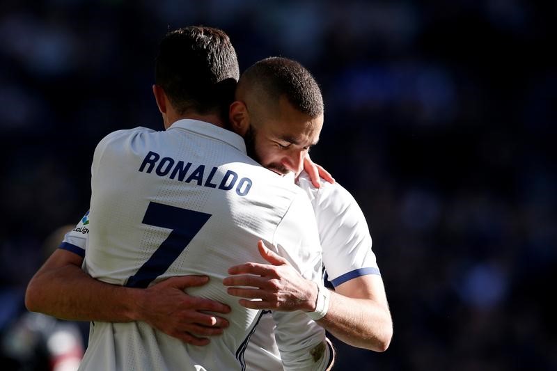 © Reuters. El Madrid golea al Granada e iguala el récord de partidos sin perder del Barça