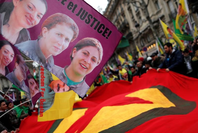 © Reuters. MANIFESTATION POUR TROIS MILITANTES KURDES TUÉES À PARIS