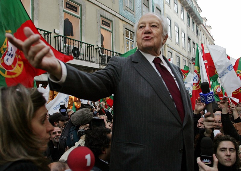 © Reuters. Imagen de archivo. El ex presidente portugués Mario Soares en Lisboa
