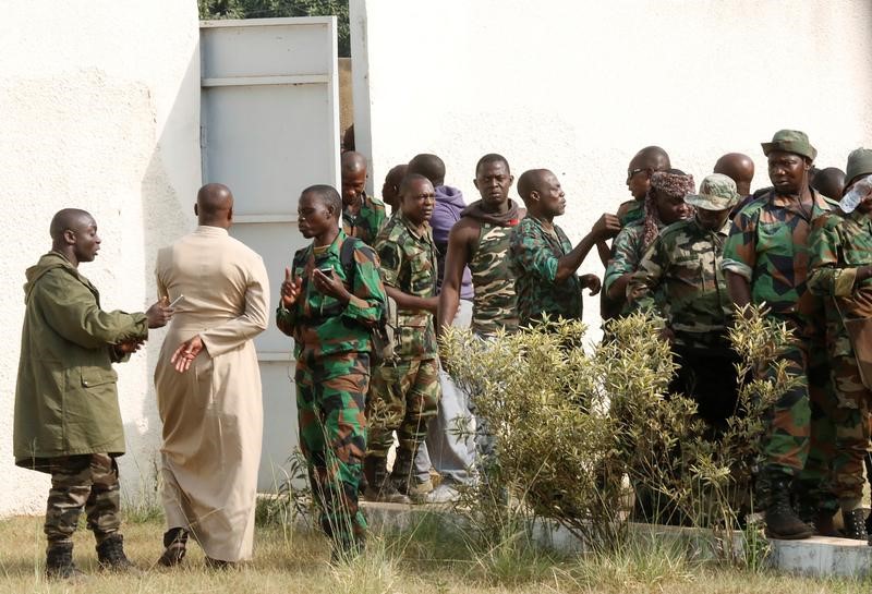 © Reuters. الجنود المتمردون في ساحل العاج يوافقون على العودة لثكناتهم