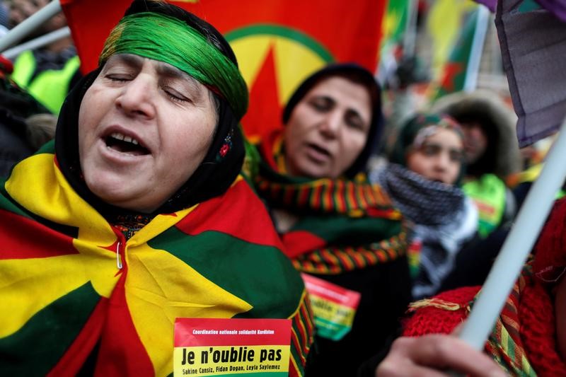 © Reuters. آلاف يتظاهرون في باريس للمطالبة بالعدالة في واقعة مقتل كرديات