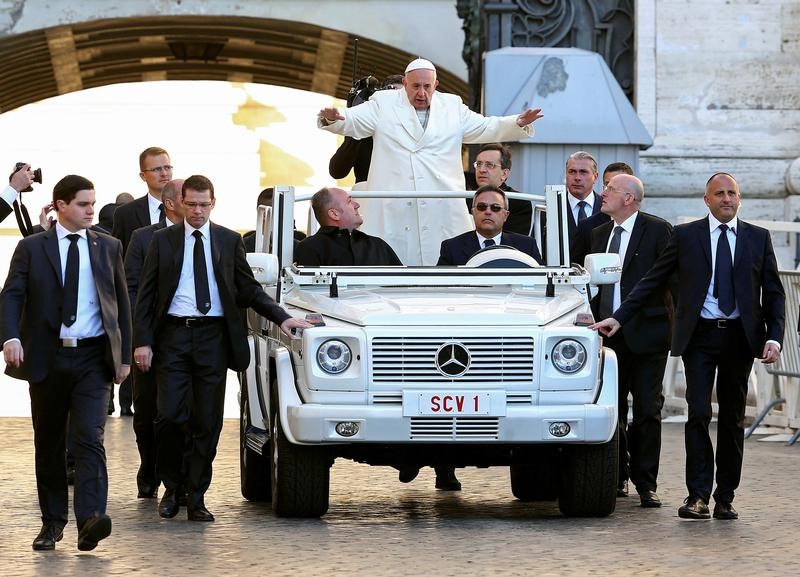© Reuters. البابا فرنسيس لن يعزز الأمن في رحلاته رغم المخاطر