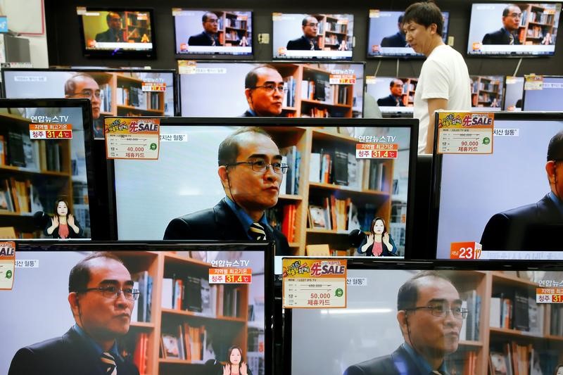 © Reuters. بحديثه ومرحه.. مسؤول كوري شمالي منشق يصبح نجما تلفزيونيا في كوريا الجنوبية