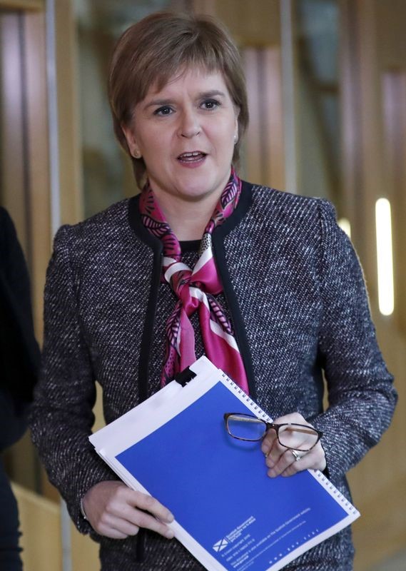 © Reuters. La escocesa Sturgeon ve "inaceptable" la falta de información sobre el Brexit