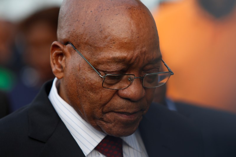 © Reuters. South Africa's President Jacob Zuma visits a the family of the late freedom fighter Riot Mkhwanazi in Kwadlangezwa