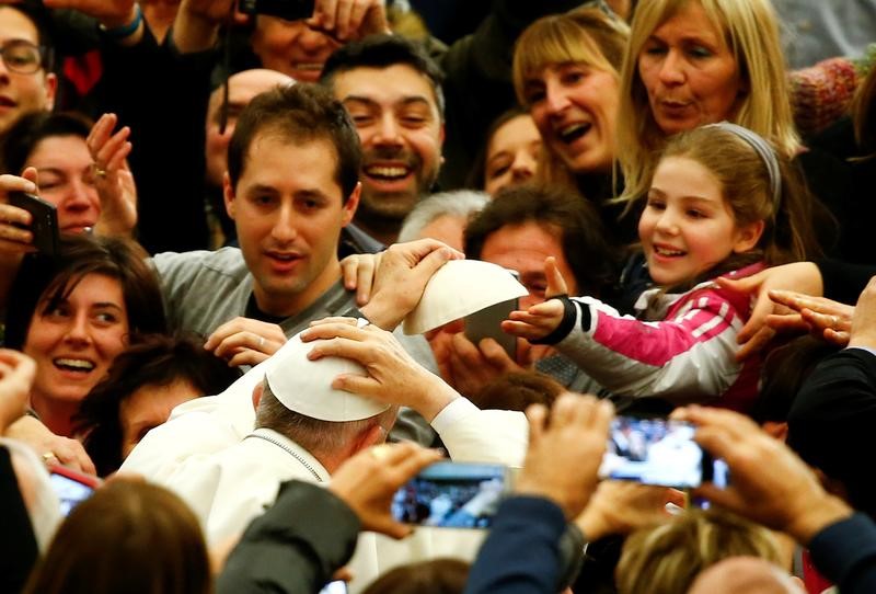 © Reuters. El Papa dice que no incrementará su seguridad en los viajes pese a los riesgos