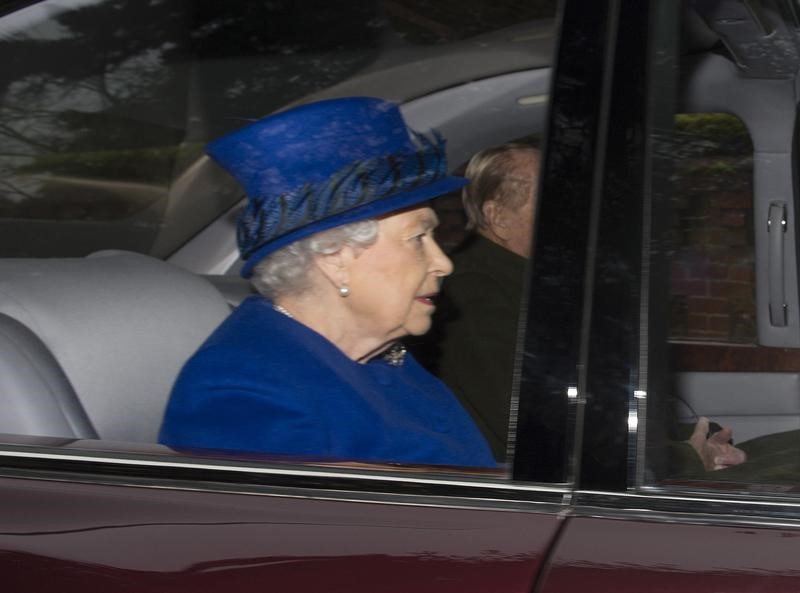 © Reuters. La reina Isabel II hace su primera aparición pública tras un fuerte resfriado