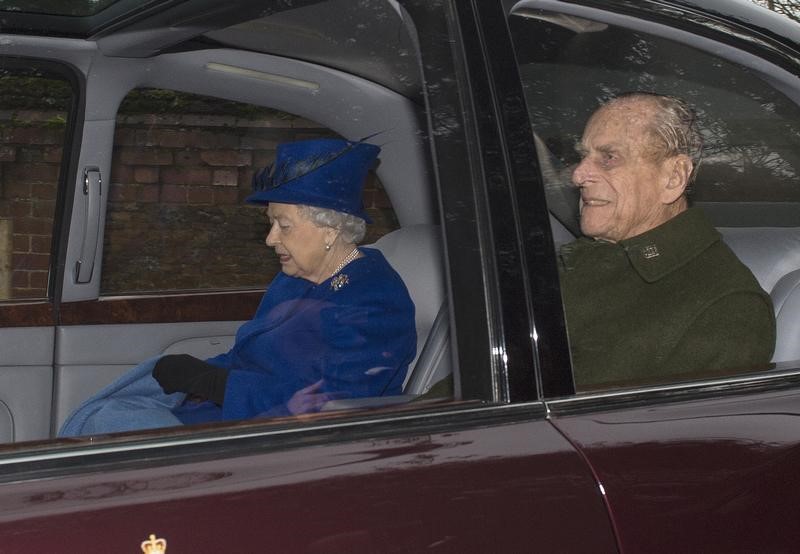 © Reuters. الملكة إليزابيث تظهر علنا للمرة الأولى بعد إصابتها بنزلة برد