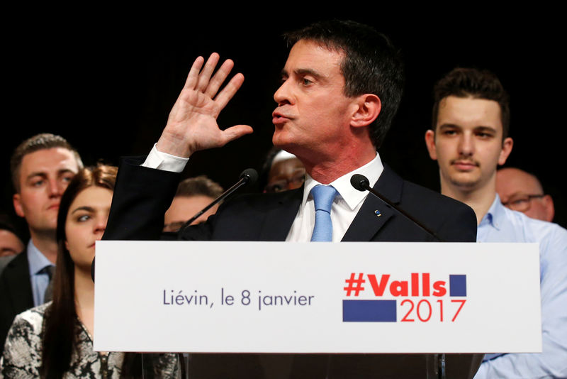 © Reuters. VALLS SE POSE EN HÉRITIER DE MITTERRAND