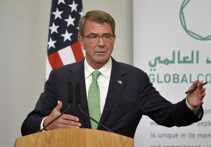 © Reuters. U.S. Secretary of Defence Ash Carter attends a press conference with Britain's Defence Secretary Michael Fallon at the Foreign Office in London