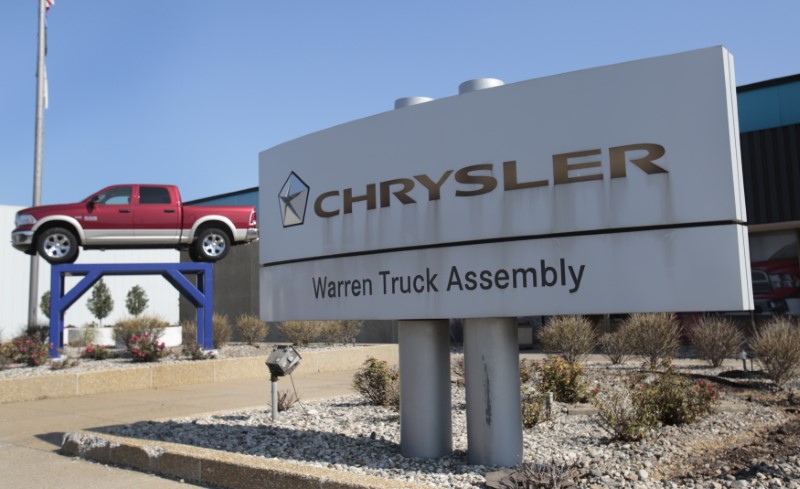 © Reuters. A Chrysler Warren Truck Assembly sign is seen in front of the Fiat Chrysler Automobiles (FCA) plant in Warren, Michigan