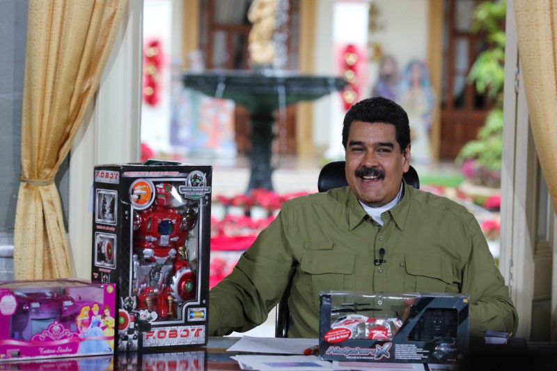 © Reuters. Venezuela's President Nicolas Maduro speaks next to children toys during his weekly broadcast "En contacto con Maduro" (In contact with Maduro) at Miraflores Palace in Caracas