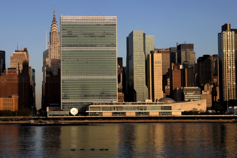 © Reuters. The United Nations headquarters in Manhattan is seen across the East River as the sun rises in New York