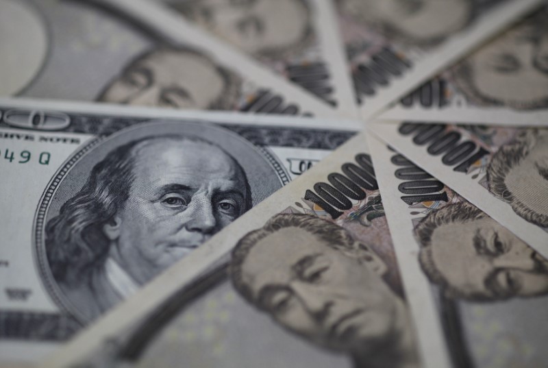 © Reuters. Банкноты доллара США и японской иены