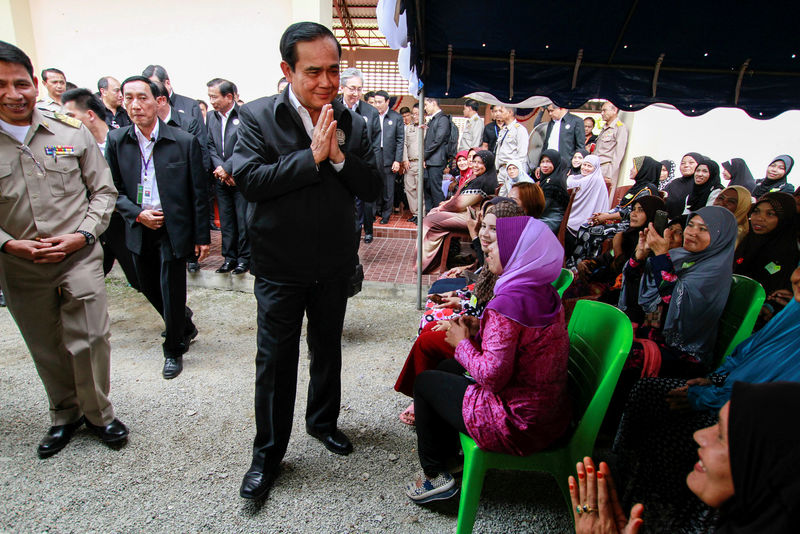 © Reuters. Thai Prime Minister Prayuth Chan-ocha gestures in traditional greeting during a visit at Ra-ngae district in the troubled southern province of Narathiwat