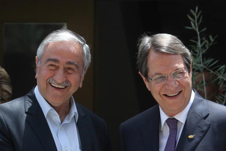 © Reuters. بدء أسبوع من محادثات السلام المكثفة بين زعيمي قبرص المقسمة