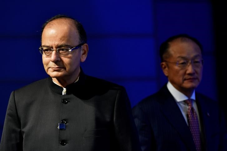 © Reuters. Indian Finance Minister Jaitley and World Bank President Jim Yong Kim take the stage for a panel discussion at the annual meetings of the IMF and World Bank Group in Washington