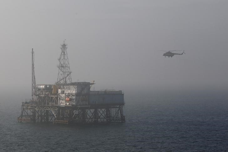 © Reuters. Нефтяная платформа в Каспийском море