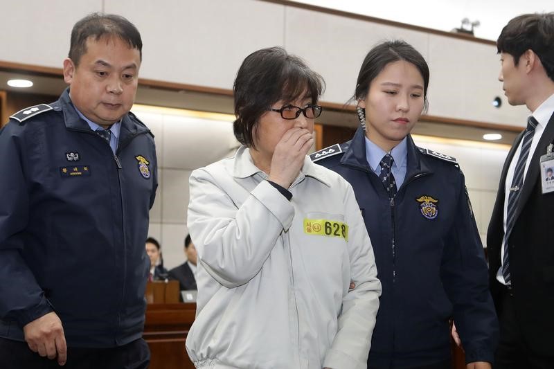 © Reuters. Choi Soon-sil appears for her first trial at the Seoul Central District Court
