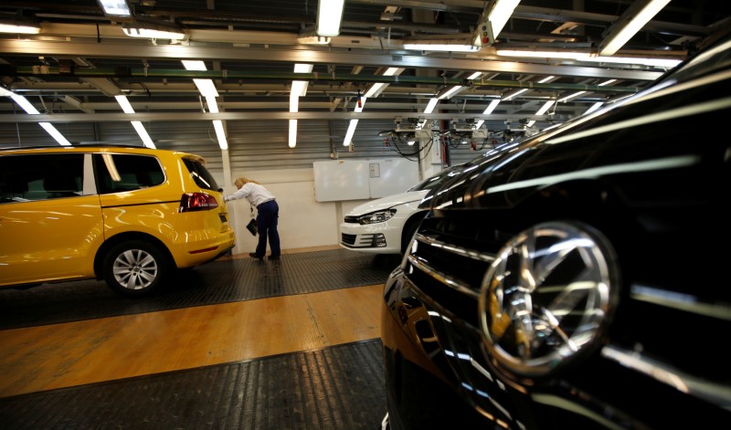 © Reuters. An employee works on an assembly line at the Volkswagen car factory in Palmela