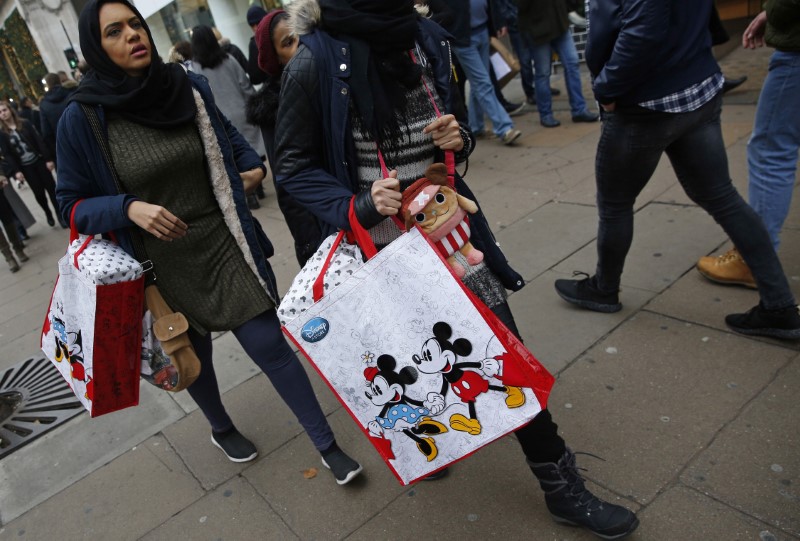 © Reuters. Shoppers carry bags on Oxford Street in London