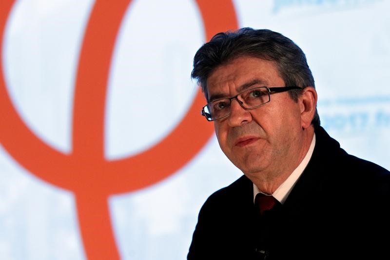 © Reuters. MÉLENCHON APPELLE LES BANQUES À PRÊTER AU FN