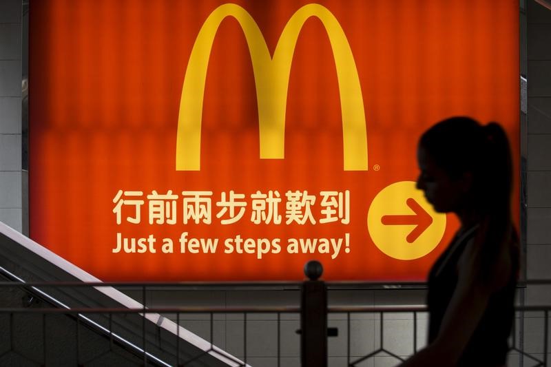 © Reuters. McDonald's vende gran parte de su negocio en China por 2.100 millones de dólares