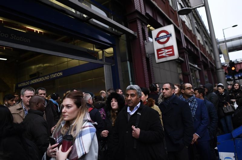 © Reuters. معاناة شديدة للعاملين في لندن من إضراب مترو الأنفاق