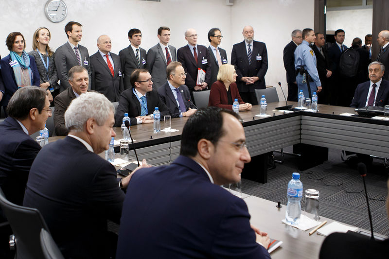 © Reuters. Greek Cypriot President Anastasiades, Special Adviser to the UN Secretary-General on Cyprus Eide, Turkish Cypriot leader Akinci and other officials attend a new round of Cyprus Peace Talks, at the European headquarters of the UN in Geneva