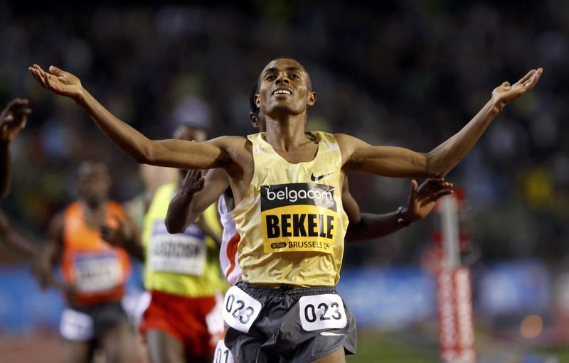 © Reuters. FILE PHOTO - Bekele crosses the finish line to win the men's 5000m race at the IAAF Golden League Memorial Van Damme athletics meeting in Brussels