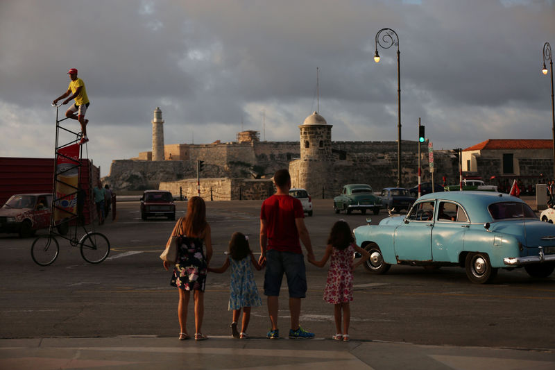 © Reuters. The Wider Image: Cycling head and shoulders above Havana