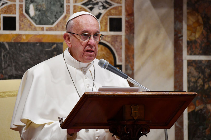 © Reuters. Pope Francis makes his speech during an audience with the diplomatic corps accredited to the Holy See at the Vatican