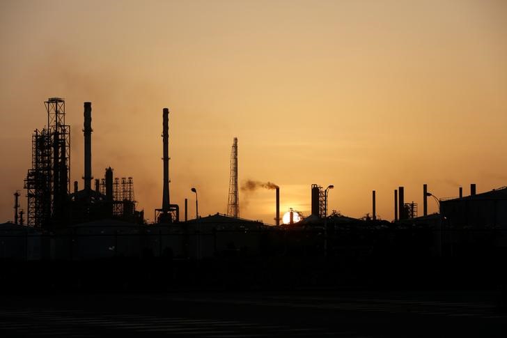 © Reuters. A general view of the Cardon refinery which belongs to the Venezuelan state oil company PDVSA in Punto Fijo