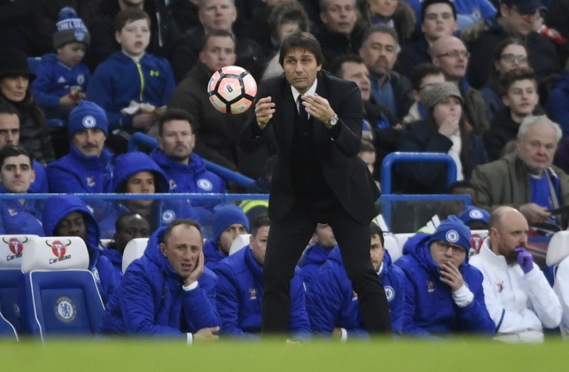 © Reuters. Conte, entrenador del Chelsea, no puede imaginar la vida sin el fútbol