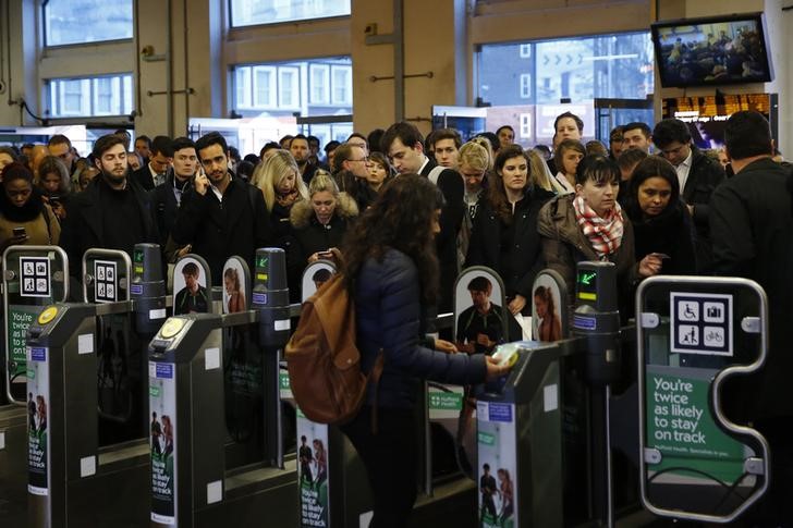 © Reuters. Fila de pessoas em estação de Londres em dia de greve de funcionários do metrô