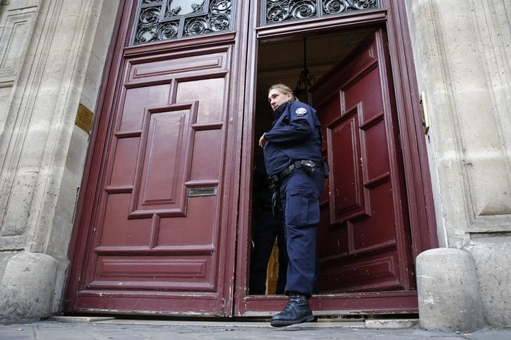 © Reuters. Policial francesa na entrada da residência de luxo em Paris onde Kim Kardashian foi assaltada