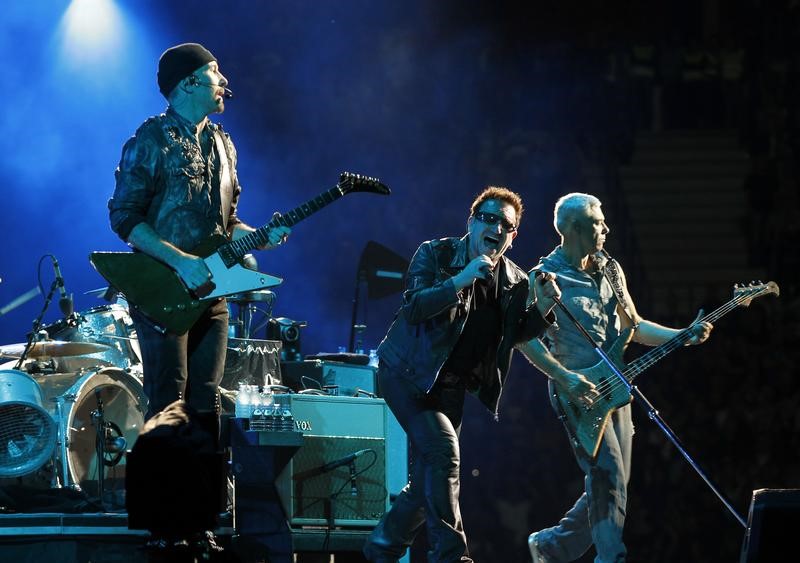 © Reuters. فريق يو2 يحتفل بالذكرى الثلاثين لألبوم (ذا جوشوا تري)بغنائه بالكامل في جولات