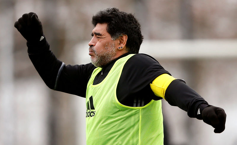 © Reuters. Maradona warms-up before the FIFA Legends tournament in Zurich