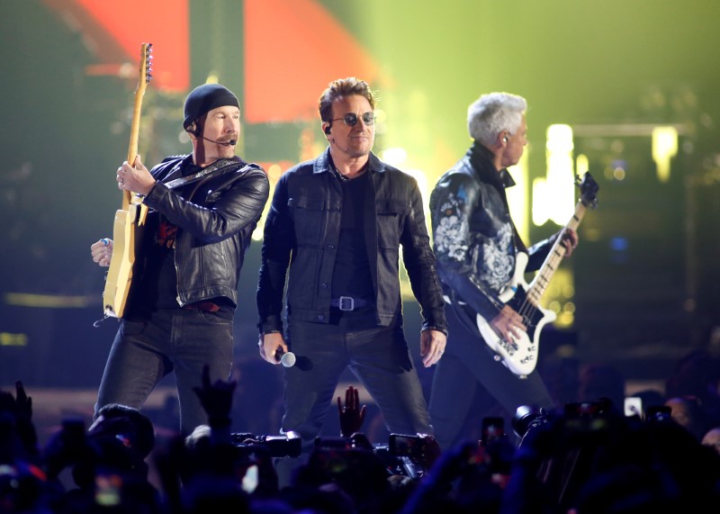 © Reuters. Bono, The Edge e Adam Clayton, do U2, durante show na T-Mobile Arena, em Las Vegas