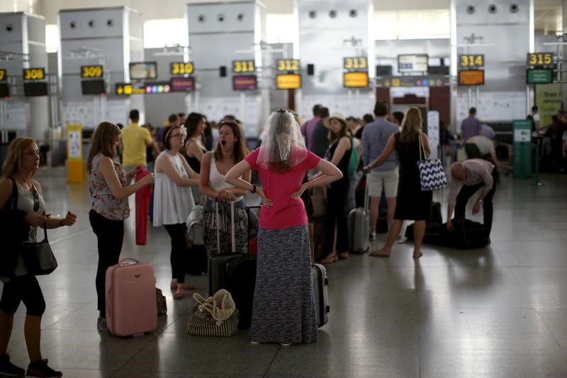 © Reuters. El tráfico aéreo en España creció casi un 8 por ciento en 2016
