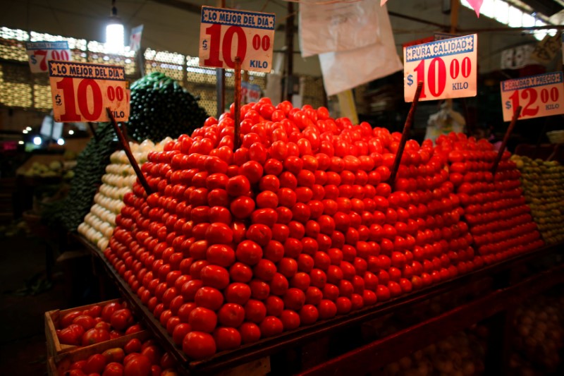 © Reuters. Tomatoes are displayed at a vegetable stall in La Merced market, downtown Mexico City