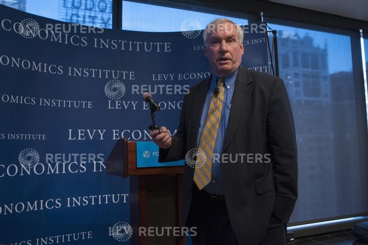 © Reuters. The Federal Reserve Bank of Boston's President and CEO Eric S. Rosengren speaks during the "Hyman P. Minsky Conference on the State of the U.S. and World Economies," in New York