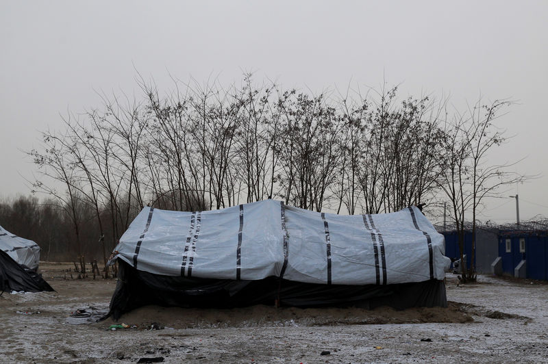 © Reuters. A tent is seen at a makeshift camp in the transit zone on the Serbian-Hungarian border near Horgos