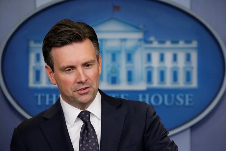 © Reuters. Secretário de Imprensa da Casa Branca, Josh Earnest, durante declaração diário aos jornalistas em Washington