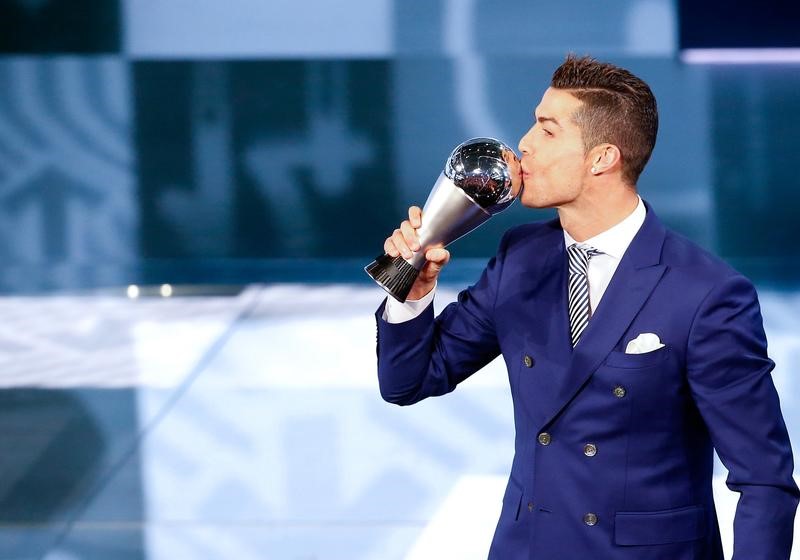 © Reuters. Ronaldo gana el premio "The Best" de la FIFA al mejor jugador de 2016