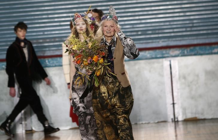 © Reuters. Designer Vivienne Westwood caminha na passarela após o desfile de suas criações durante a Semana de Moda Masculina de Londres