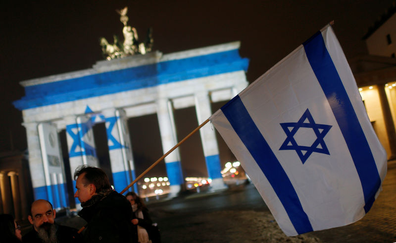 © Reuters. The Brandenburg Gate in Berlin, Germany, is illuminated with the colours of the Israeli flag to show solidarity with the victims of the recent truck attack in Israel