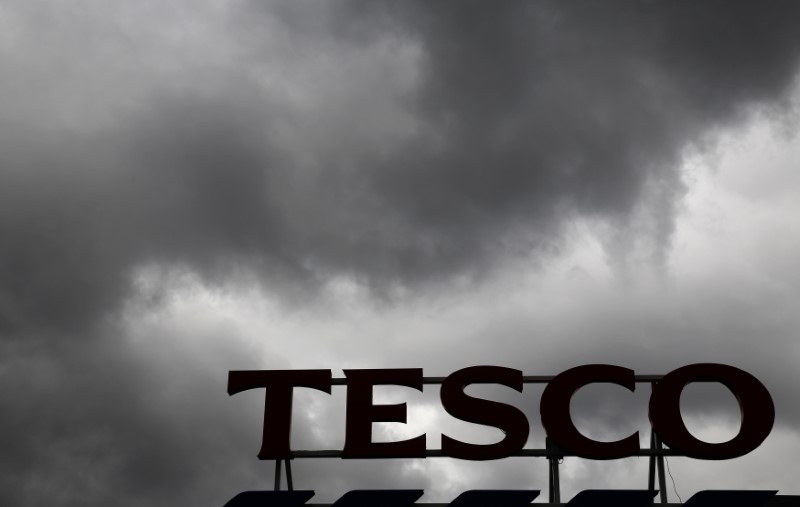 © Reuters. TESCO SUPPRIME 500 POSTES DANS SES CENTRES DE DISTRIBUTION EN GB