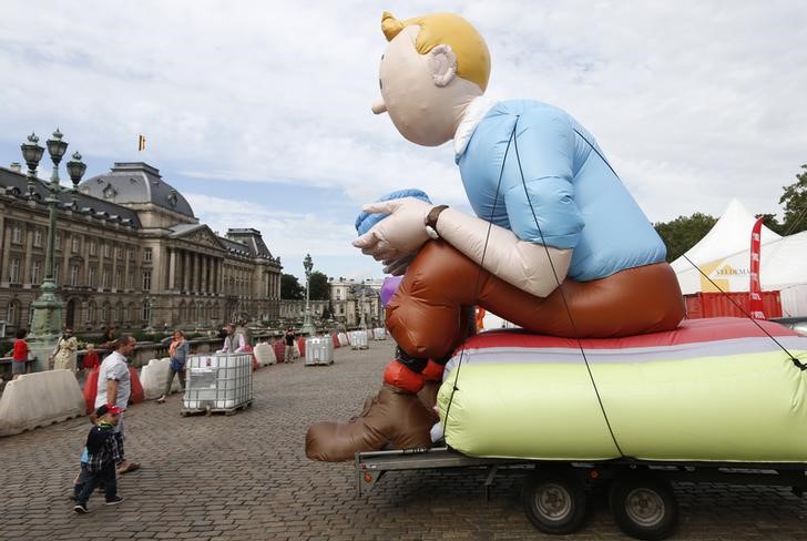 © Reuters. Pessoas olham para balão gigante de personagem Tintin em Bruxelas