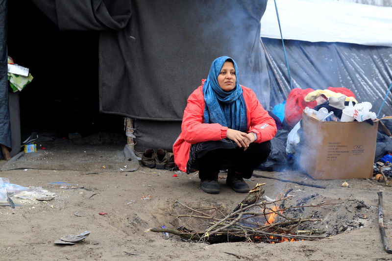 © Reuters. مهاجرون يحاربون الطقس القارص والمعاملة الباردة عند الحدود المجرية